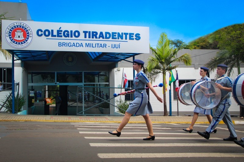 A foto mostra alunos do colégio Tiradentes