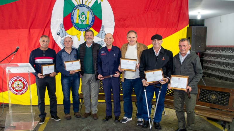 A foto mostra o grupo sendo homenageado