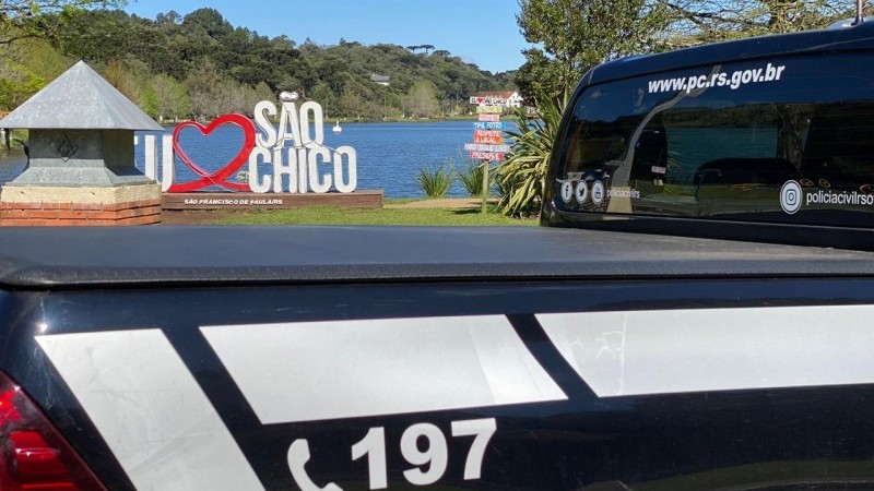 A foto mostra uma viatura da Polícia Civil em um ponto turístico de São Francisco de Paula