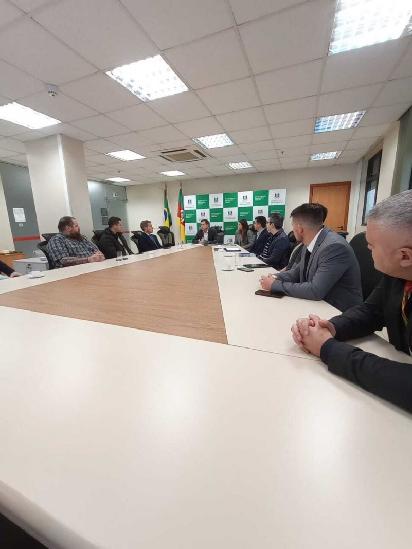 A foto mostra a 1.ª reunião do Conselho Consultivo do Sistema de Inteligência de Segurança Pública do Estado do Rio Grande do Sul - SISPE-RS