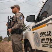 A foto mostra o policiamento da Brigada Militar