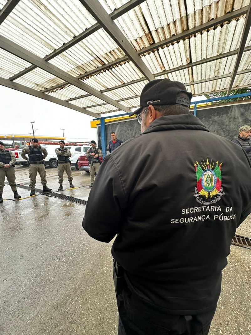 A foto mostra a reunião de agentes da segurança antes da operação