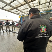 A foto mostra a reunião de agentes da segurança antes da operação