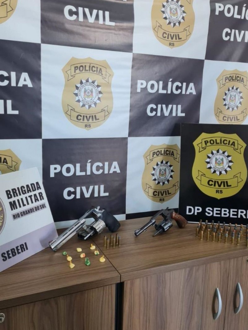 A foto mostra armas e munições