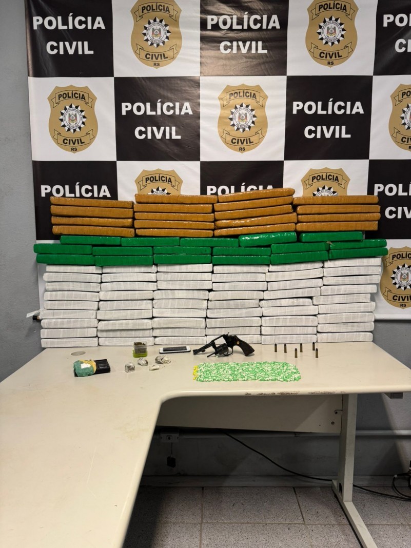 A foto mostra a apreensão de maconha em Pelotas