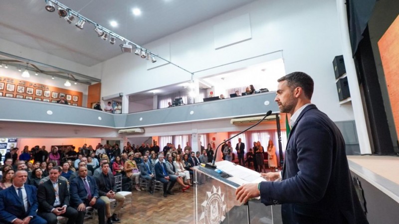 A foto mostra o governador do estado, Eduardo Leite, falando ao púlpito