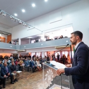 A foto mostra o governador do estado, Eduardo Leite, falando ao púlpito