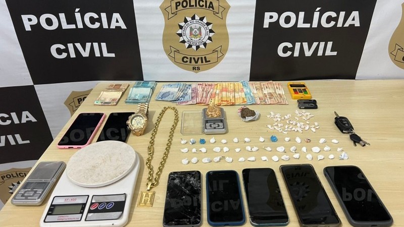 A foto mostra as drogas apreendidas pela Polícia Civil