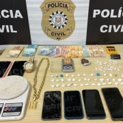 A foto mostra as drogas apreendidas pela Polícia Civil