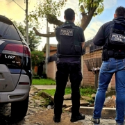 A foto mostra a Polícia Civil durante operação