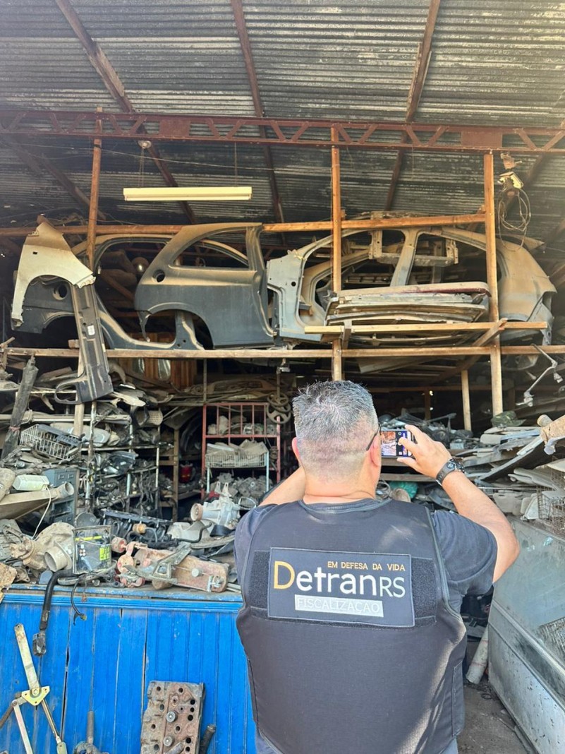 A foto mostra o Detran realizando inspeção