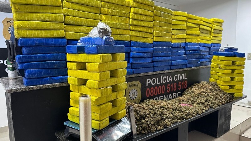 A foto mostra uma grande quantidade de drogas apreendidas pela Polícia Civil