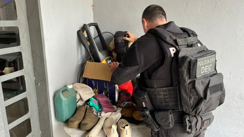 A foto mostra policiais do Deic durante operação