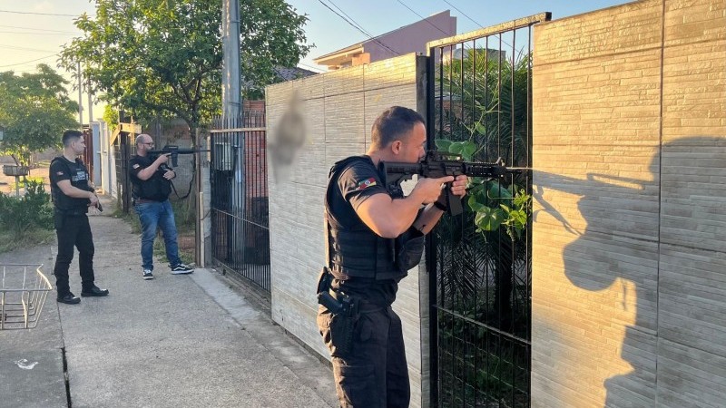 A foto mostra a Polícia Civil na operação