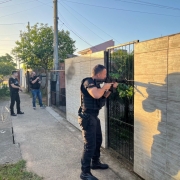 A foto mostra a Polícia Civil na operação