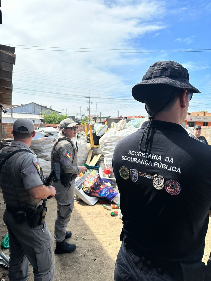 A foto mostra agentes de segurança em operação