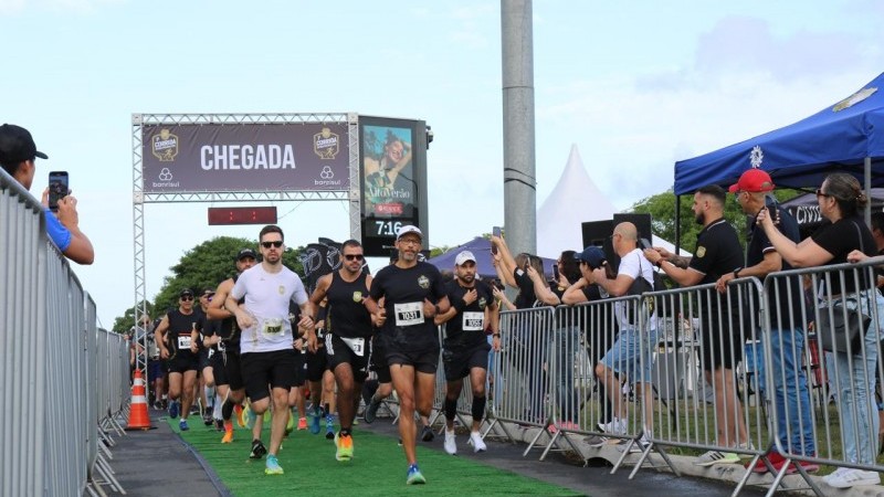 A foto mostra policiais participando da corrida