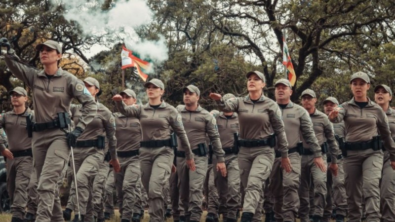 A foto mostra os formandos entrando em formação militar na solenidade