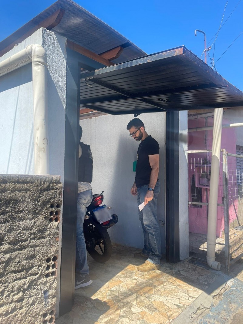 A foto mostra a polícia durante a investigação 