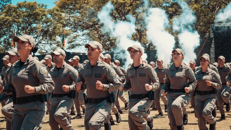 A foto mostra os policiais durante formação