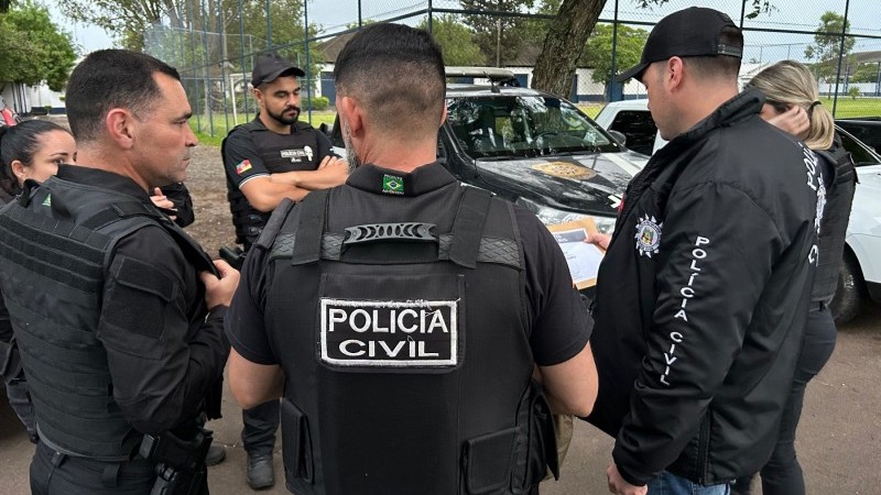 A foto mostra a Polícia Civil durante investigações