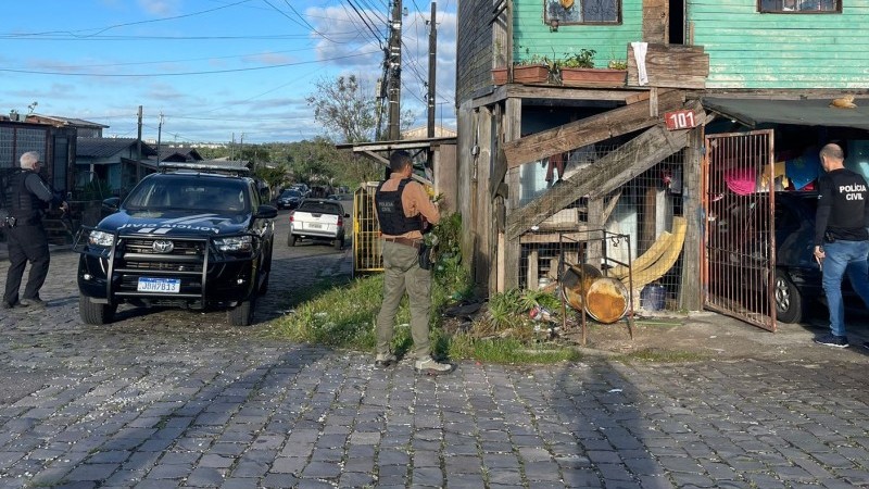 A foto mostra a polícia civil durante operação