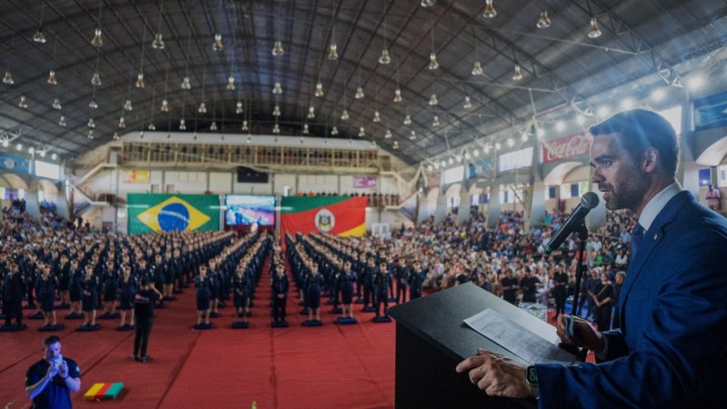 A foto mostra o governador Eduardo Leite em sua fala na solenidade