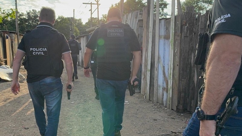 A foto mostra policiais civis em ação