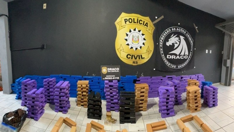 Mais de 500 Kg de drogas apreendidas, expostas com o distintivo da Polícia Civil 