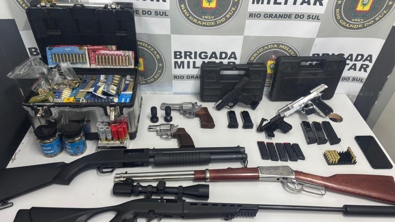 Oito armas e mais de 2 mil munições