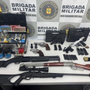 Oito armas e mais de 2 mil munições