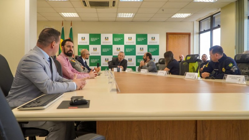 Autoridades reunidas na sala de reuniões da SSP