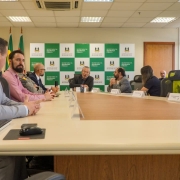 Autoridades reunidas na sala de reuniões da SSP