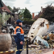 Agenda da Defesa Civil em frente a destroços de avião