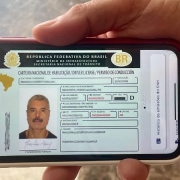 Aplicativo da carteira digital aberto em um celular