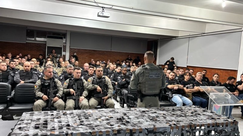 Policiais civis e militares reunidos  antes da operação