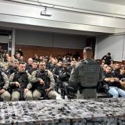 Policiais civis e militares reunidos  antes da operação