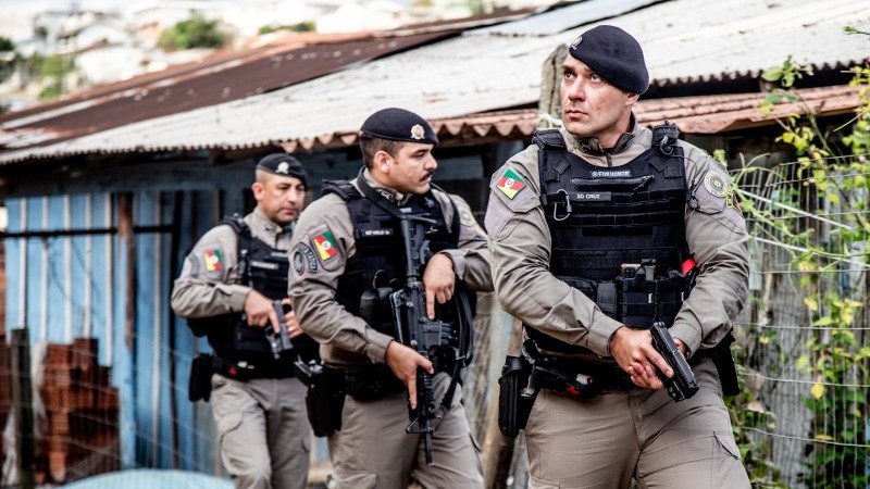 Três policiais da Brigada Militar em ação