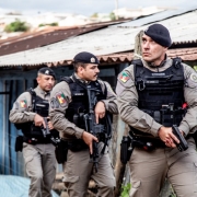 Três policiais da Brigada Militar em ação