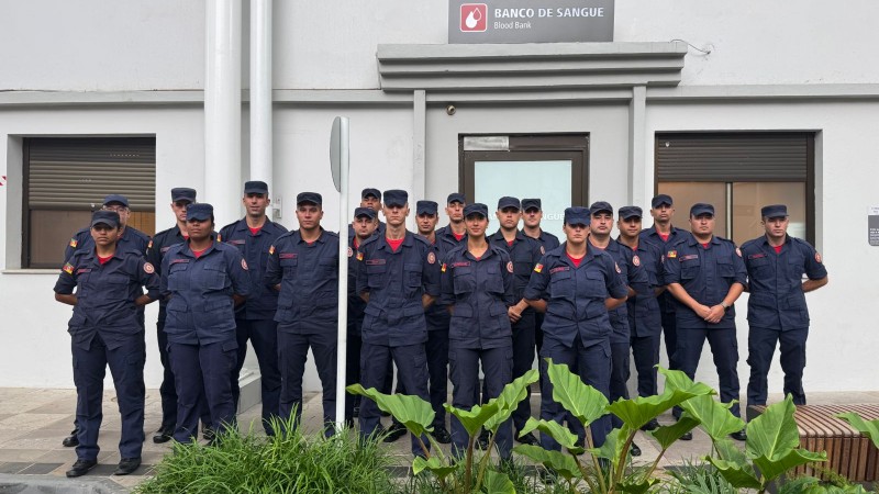 alunos soldados do corpo de bombeiros militar, fardados, em frente ao banco de sangue