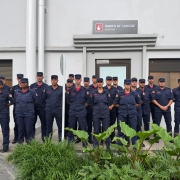 alunos soldados do corpo de bombeiros militar, fardados, em frente ao banco de sangue