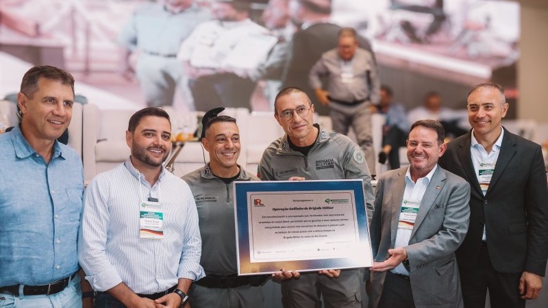 Comandantes da Brigada Militar recebendo uma placa de secretários e vice-governador