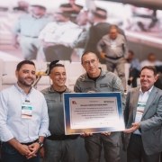 Comandantes da Brigada Militar recebendo uma placa de secretários e vice-governador