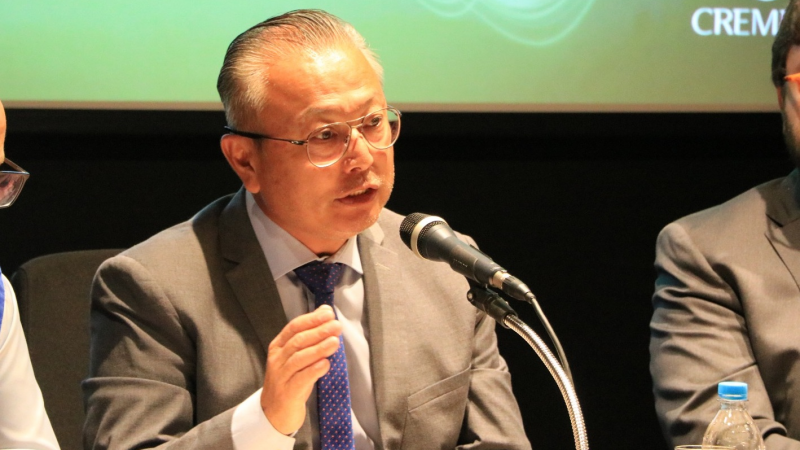 O secretário adjunto Ikeda realiza seu discurso.