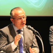 O secretário adjunto Ikeda realiza seu discurso.