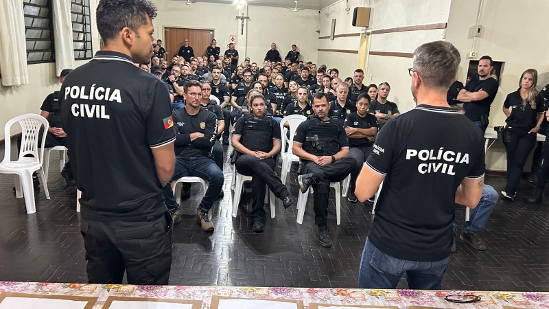 Grupo de delegados e policiais civis se prepara para a operação.