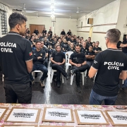 Grupo de delegados e policiais civis se prepara para a operação.