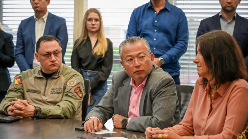 Imagem mostra o secretário adjunto, Mário Ikeda, ao lado das demais autoridades durante o evento