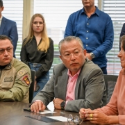 Imagem mostra o secretário adjunto, Mário Ikeda, ao lado das demais autoridades durante o evento