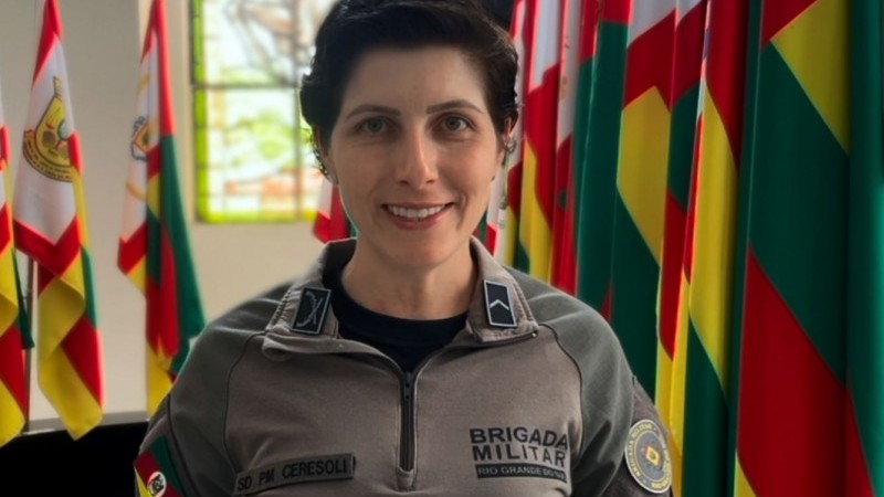 A imagem mostra a soldado Suzana Ceresoli, uma das personagens da campanha Orgulho em Pertencer